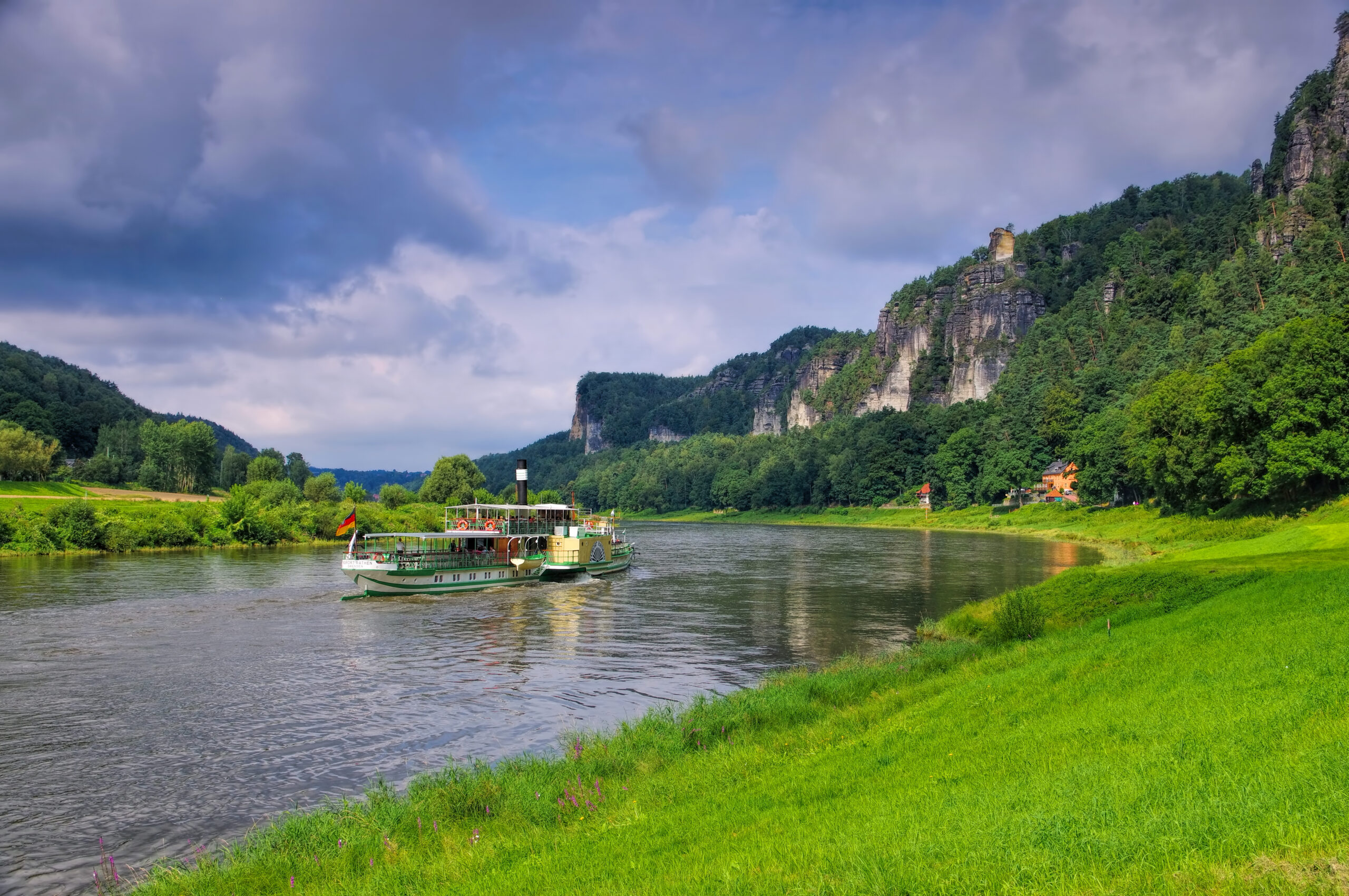 Elbsandsteingebirge Elbe mit Schiff