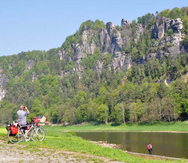 blick-zu-den-schrammsteinen-elberadweg